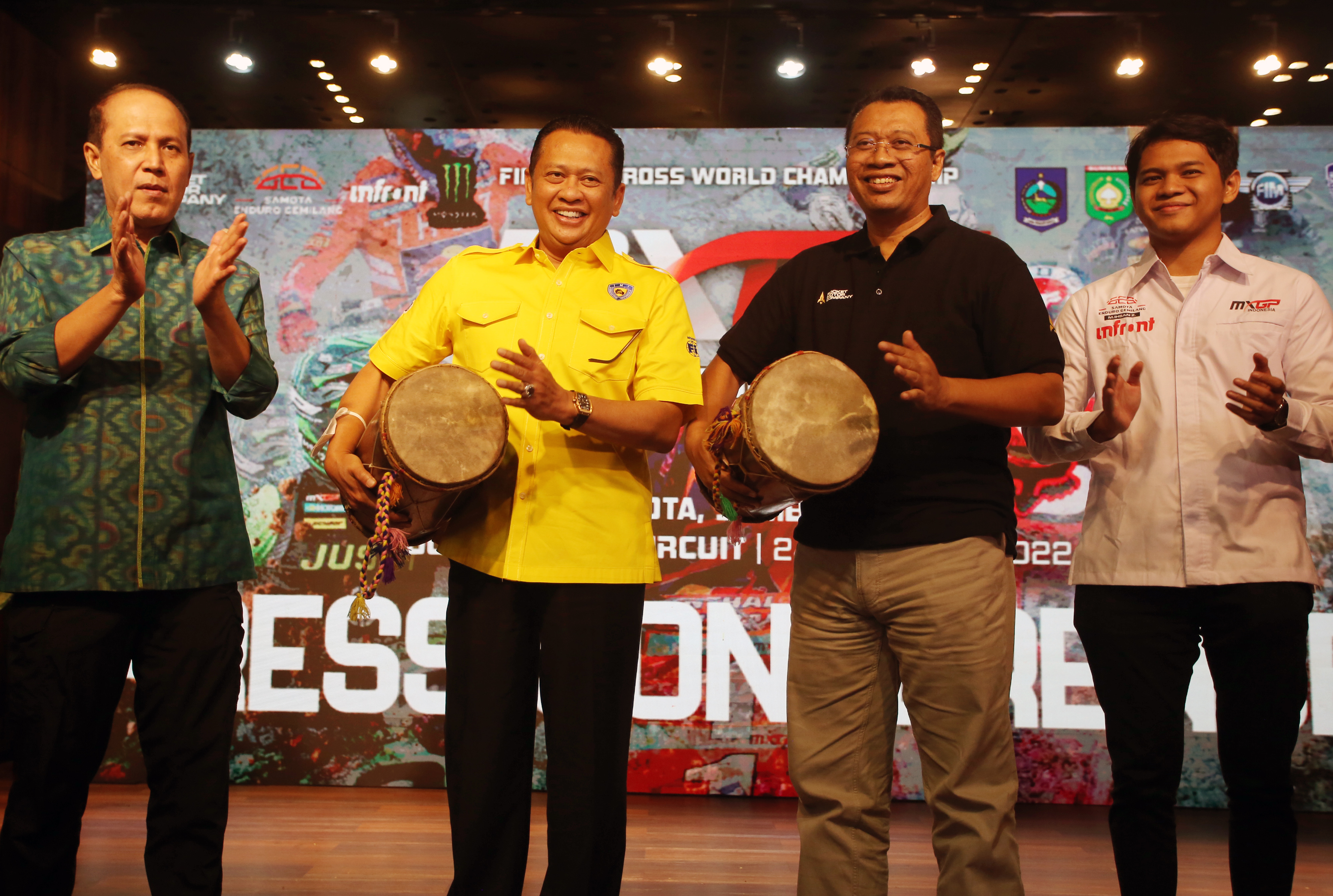 Gubernur Nusa Tenggara Barat Zulkieflimansyah (kedua dari kanan)