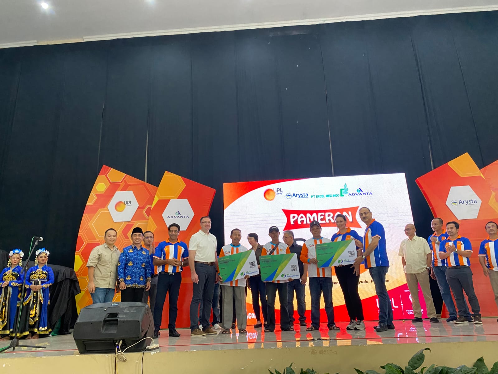 Penyerahan secara simbolis kartu BPJamsotek bagi petani di Pasuruan, Jawa Timur pada 17 Oktober 2022