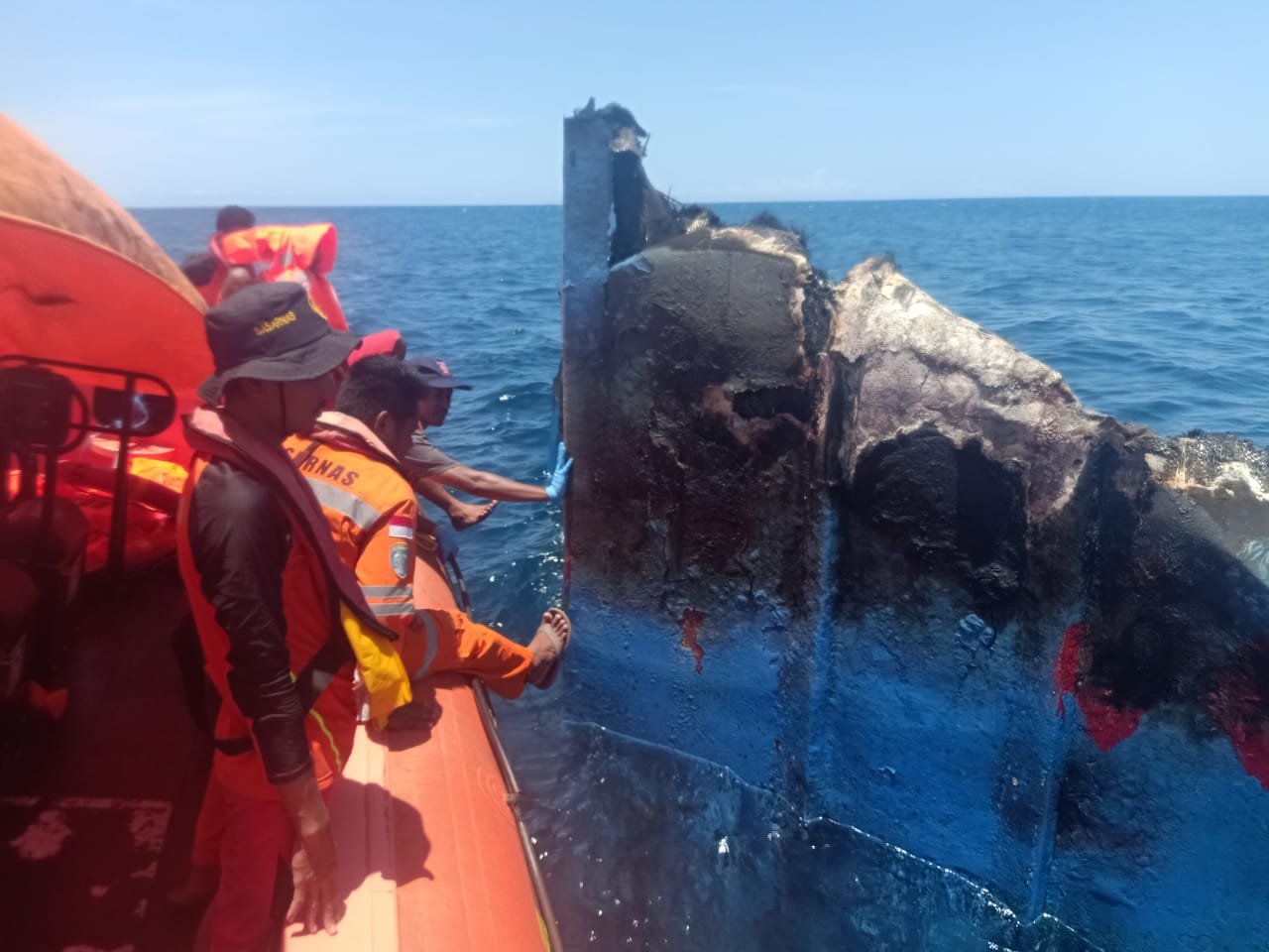 Petugas SAR melihat kondisi Kapal Chantika Ekspress 77, Selasa (25/10), setelah terbakar di Perairan Kabupaten Kupang, NTT, kemarin.