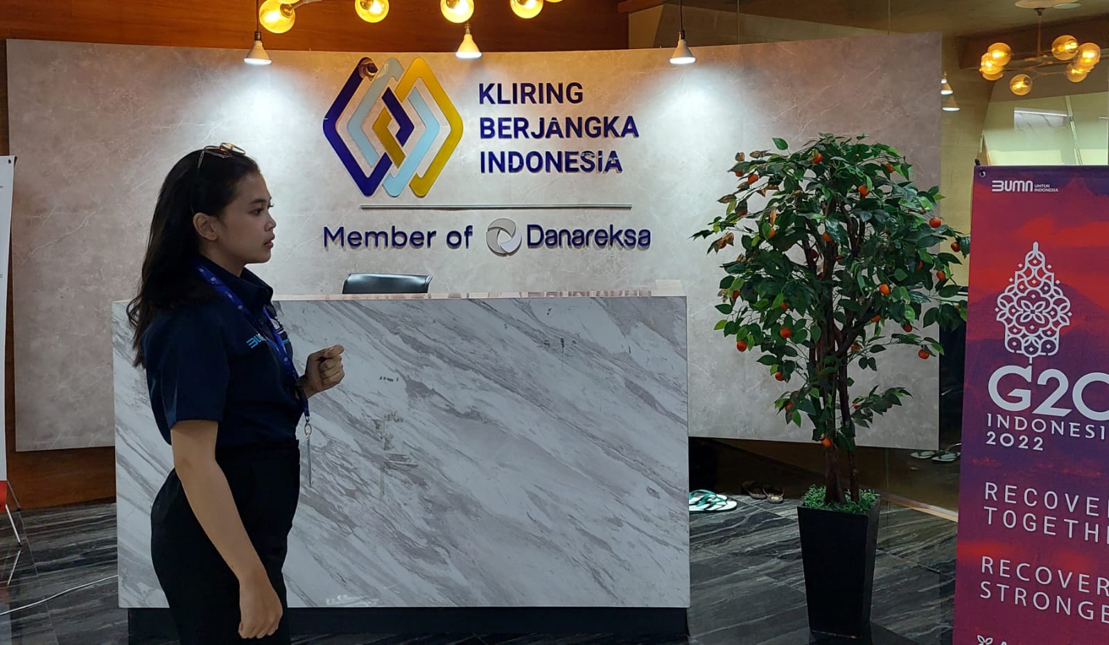 Karyawan melintas di lobi  kantor KBI