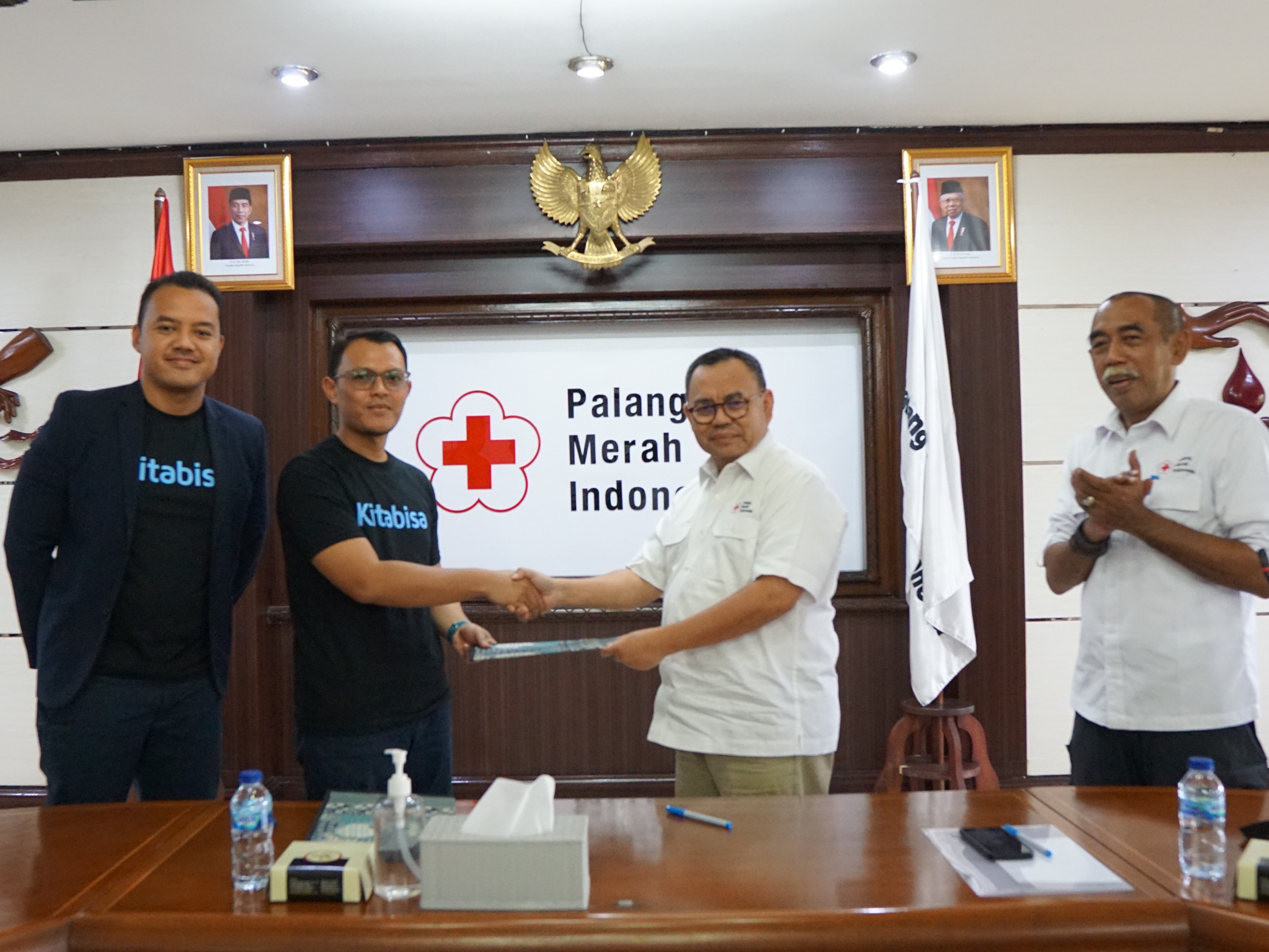 Penandatanganan kerja sama PMI dengan kitabisa.com di Markas Pusat PMI, Jalan Gatot Subroto, Jakarta, Kamis (13/10). 