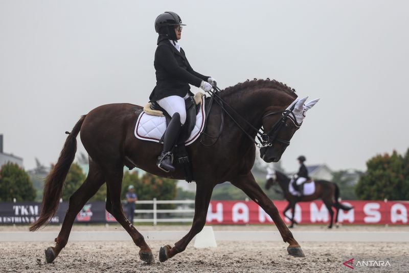 Peserta melakukan aksi berkuda katagori dressage pada Indonesian Horse Lovers Festival di Equinara Horse Sports, JIEP Pulomas