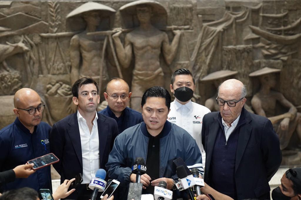 Menteri BUMN Erick Thohir berbicara kepada media usai bertemu dengan petinggi Dorna Sports di Jakarta, Rabu (19/10).