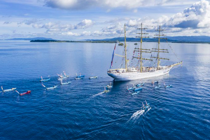 KRI Bima Suci didampingi kapal nelayan berlayar menuju Dermaga Daruba di perairan Morotai, Maluku Utara.