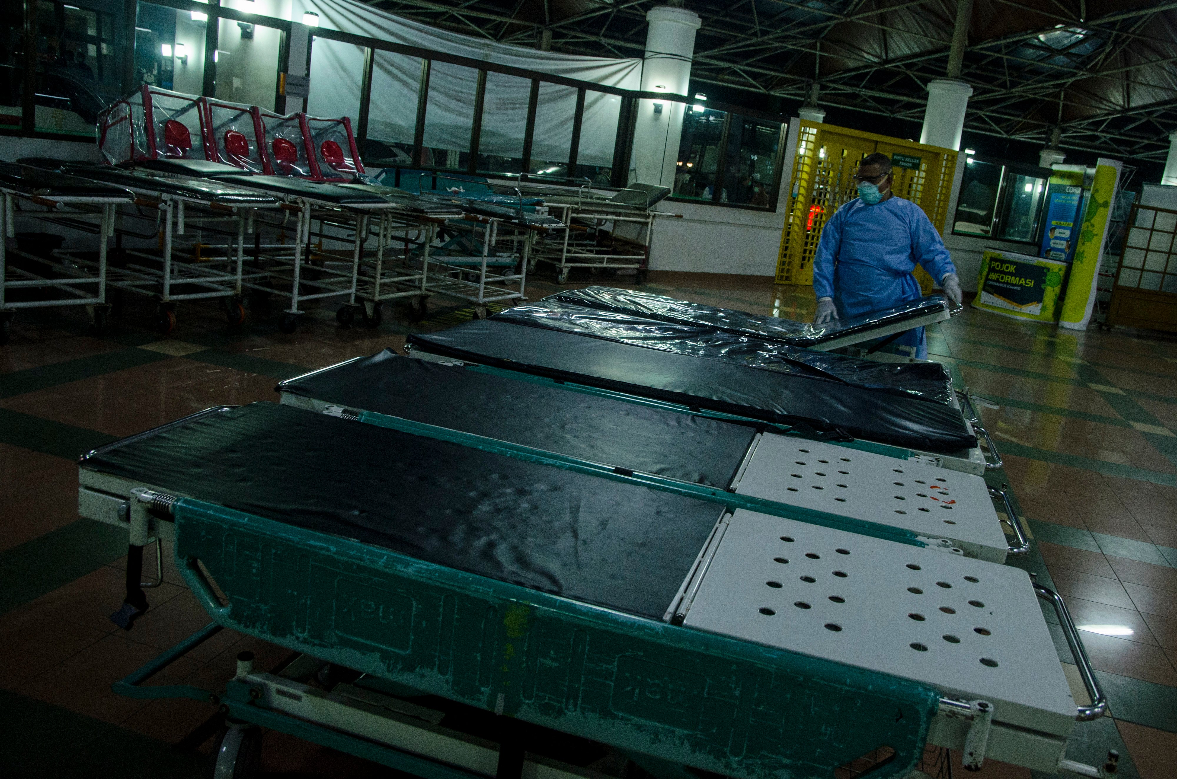 Seorang petugas di RS Hasan Sadikin Bandung tengah menyiapkan tempat tidur untuk pasien