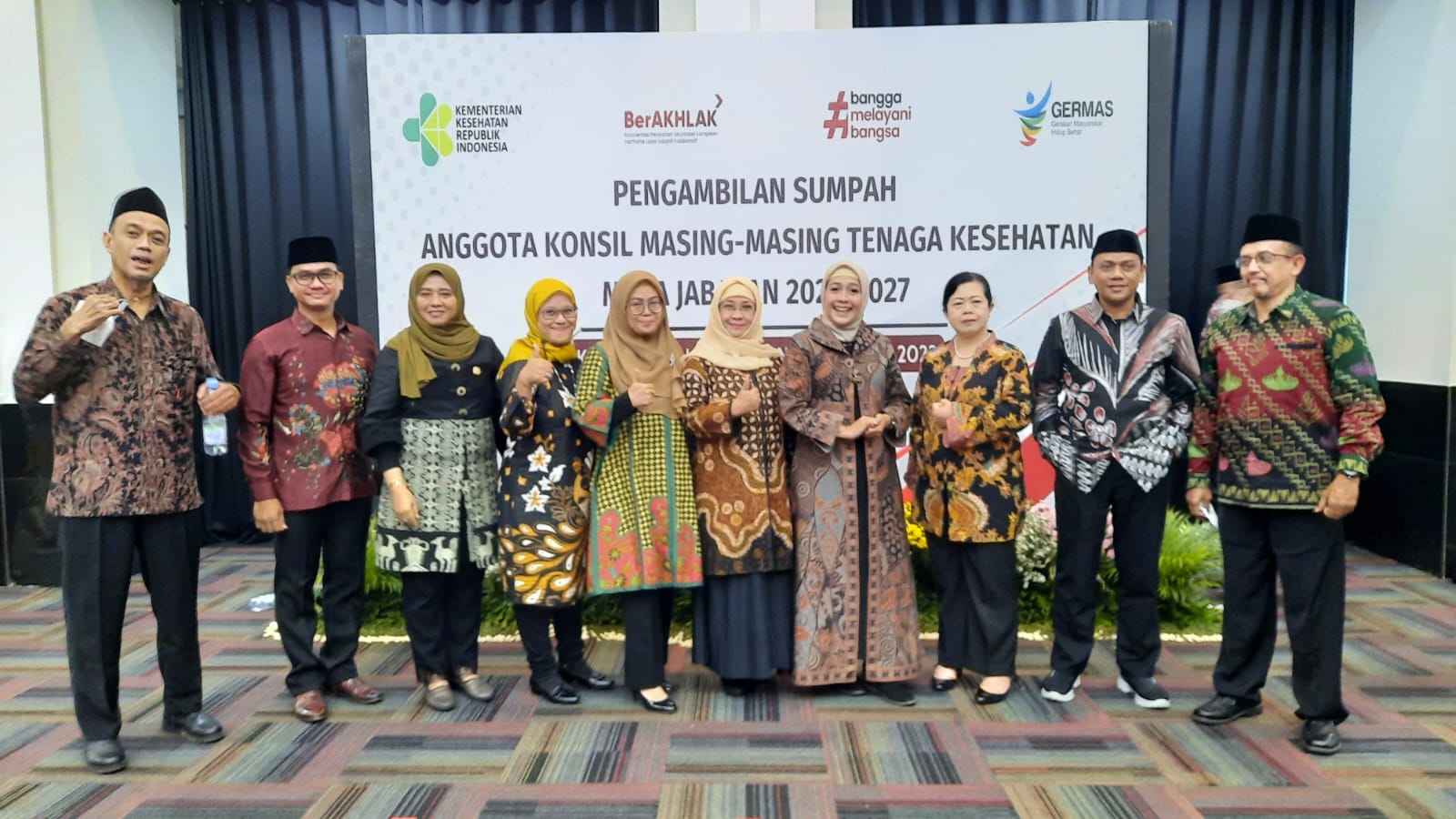 Ketua Majelis Tenaga Kesehatan Indonesia tahun 2014-2022, Dr. dr. Trihono, M.Sc. bersama tim Konsil Kesehatan Masyarakat memperingati Hari S