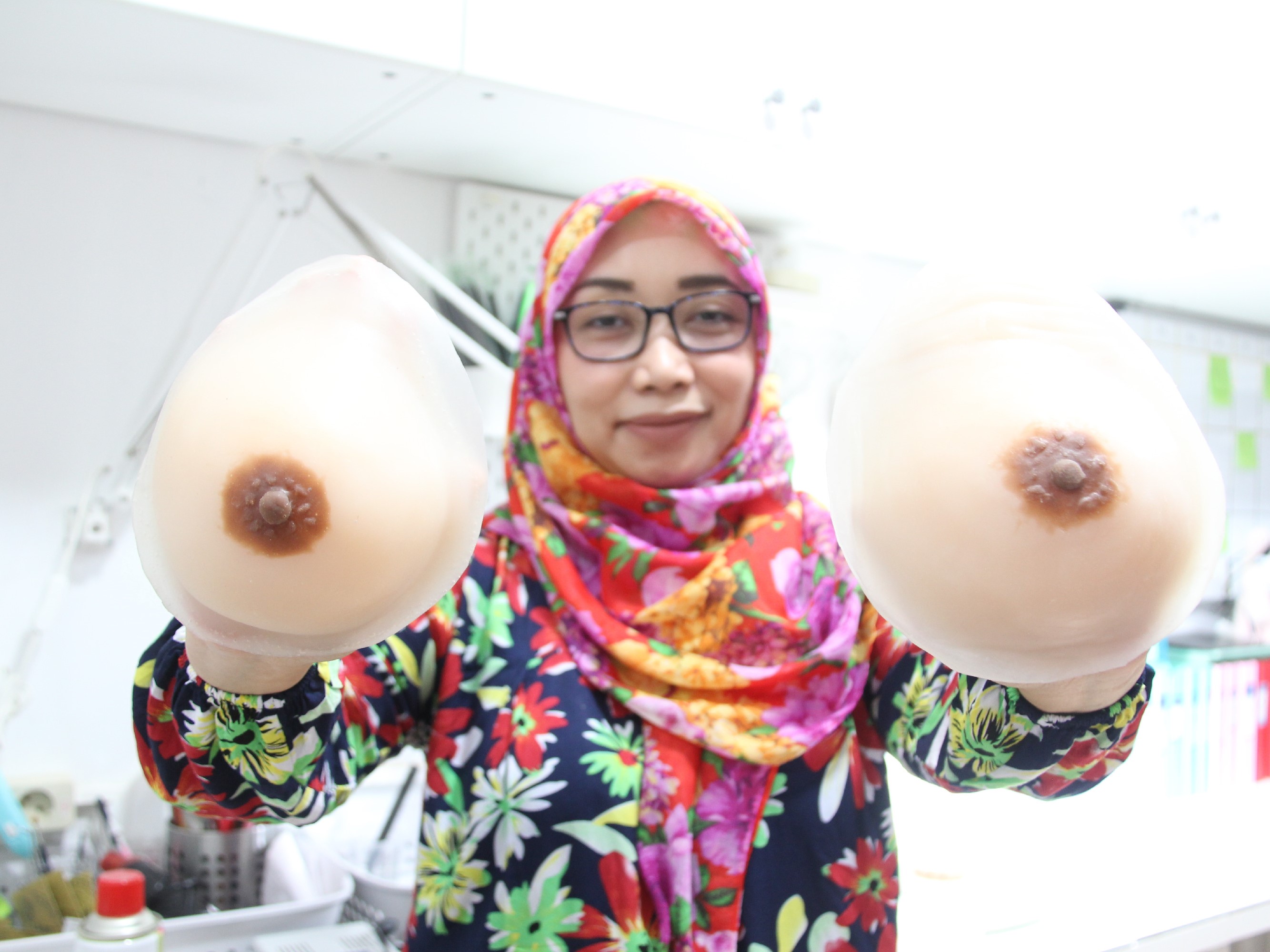 Payudara prostetik khusus pasien kanker payudara. 