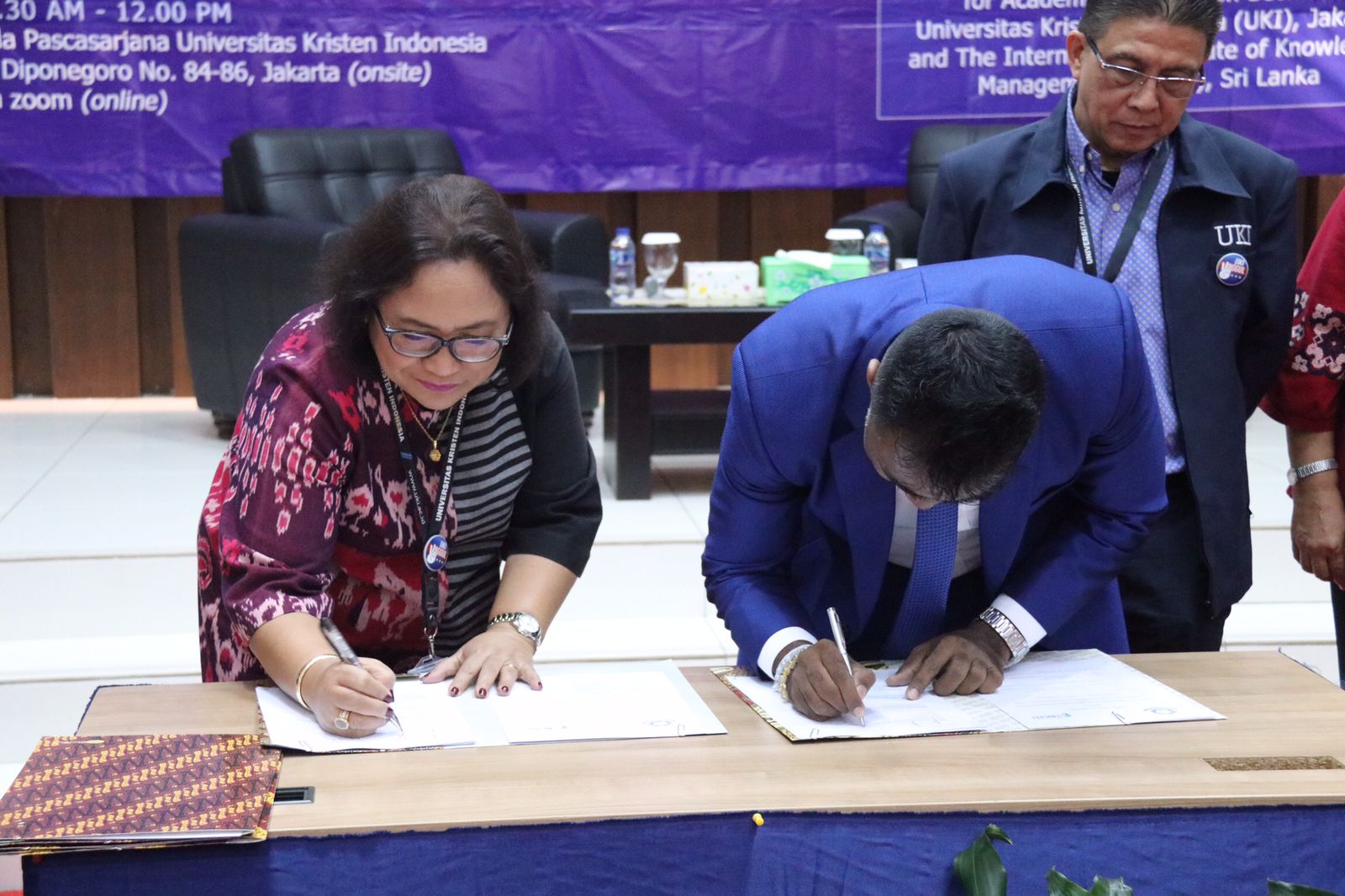 Penandatanganan kerja sama antara Program Pasca Sarjana UKI dan The International Institute of Knowledge Management (TIIKM) di Jakarta.