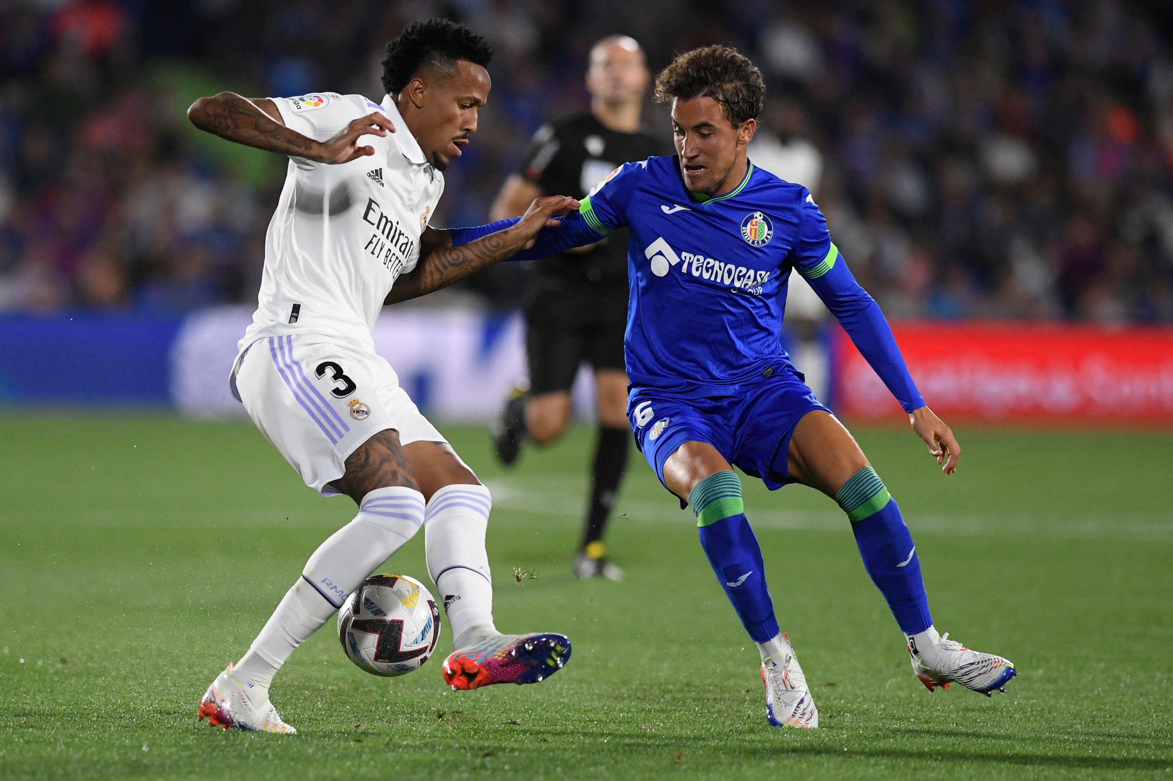 Bek Real Madrid Eder Militao (kiri) berebut bola dengan bek Getafe Domingos Duarte pada laga La Liga di Stadium Coliseo Alfonso Perez.