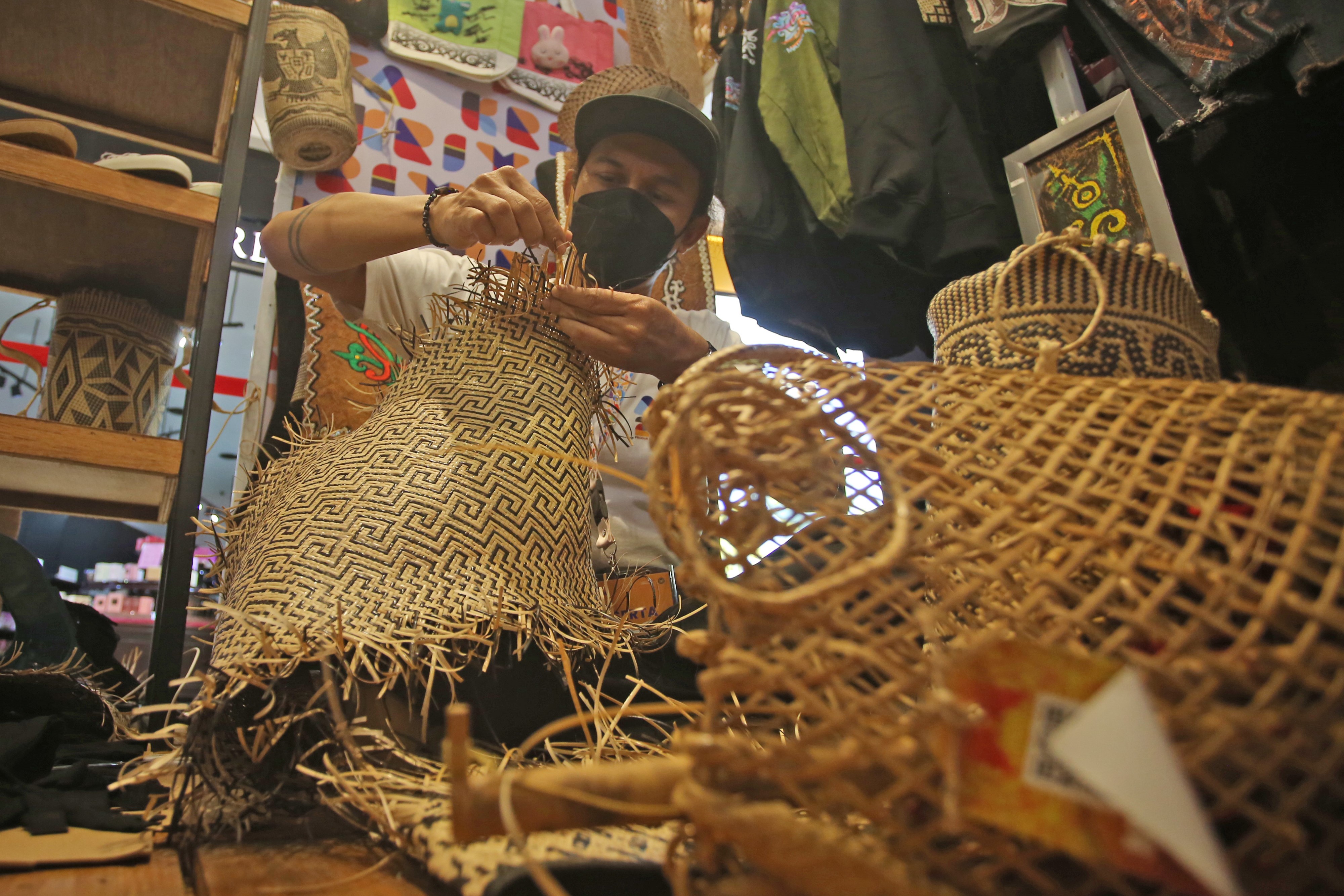 Pelaku UMKM asal Kalimantan Tengah membuat anyaman Jawet Uei untuk tas yang dipamerkan pada Pameran UMKM Kreatif 2022 di AEON Mall, Serpong.