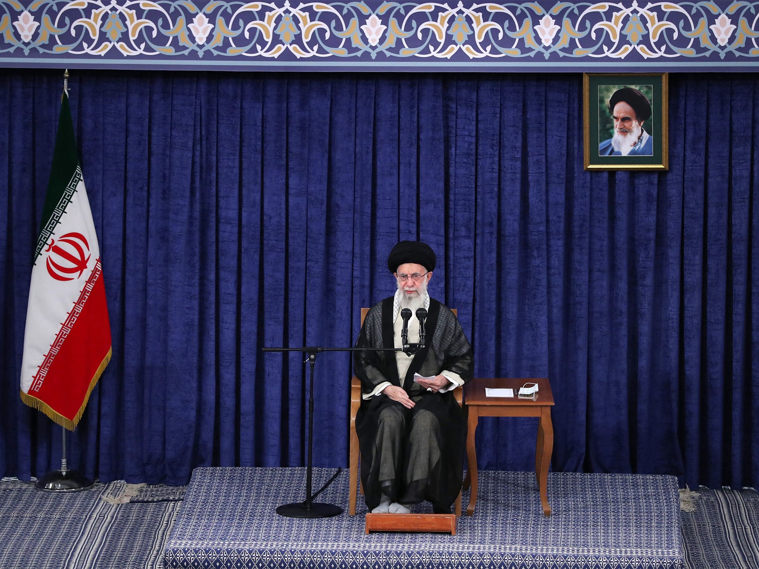 Pemimpin Tertinggi Iran Ayatollah Ali Khamenei pada 12 Oktober 2022 menunjukkan dia berbicara di depan anggota Dewan Kebijaksanaan.
