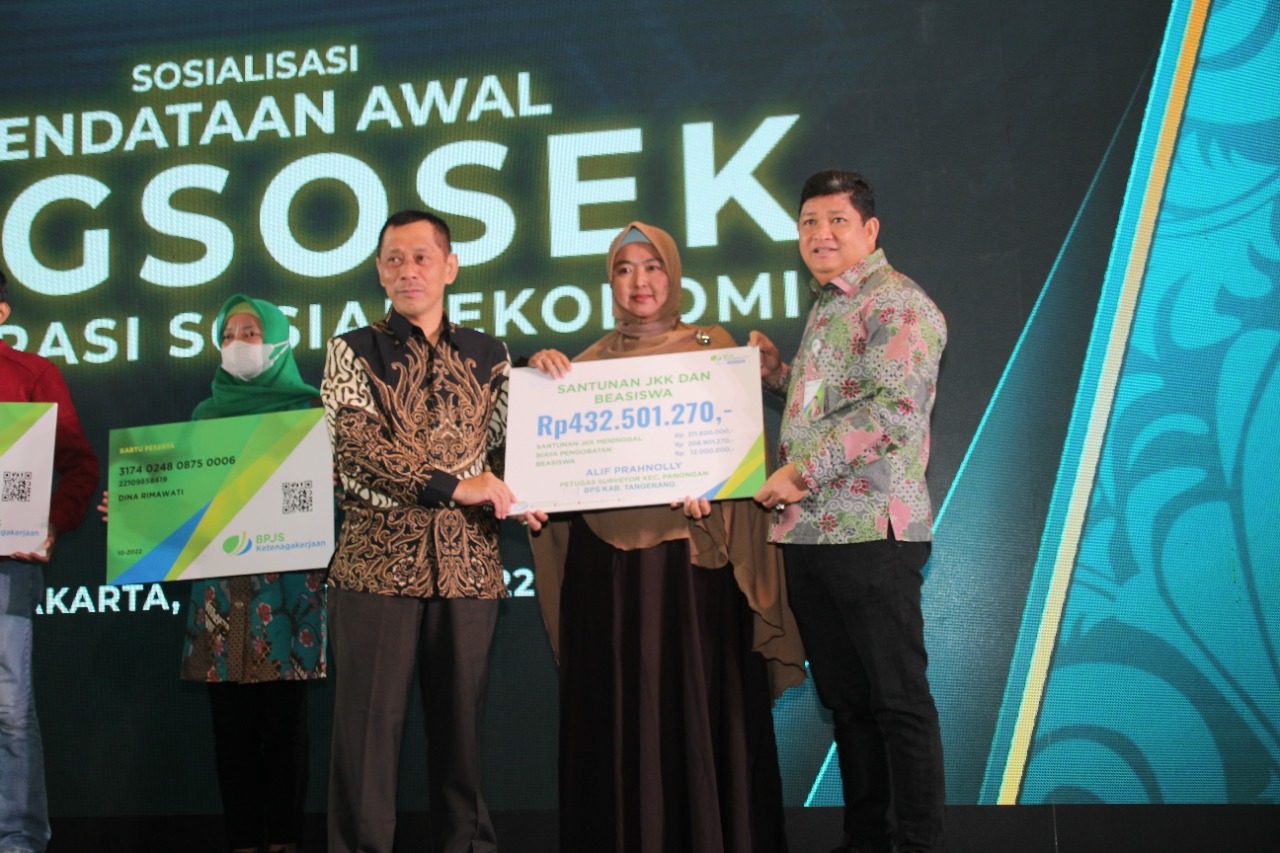 Pemberian santunan program JKK dan JKM kepada ahli waris petugas Regsostek di Hotel Le Meridien Jakarta. 