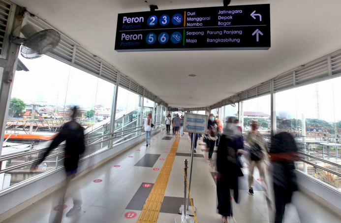 Penumpang berjalan keluar untuk berpindah peron di Stasiun Tanah Abang, Jakarta.