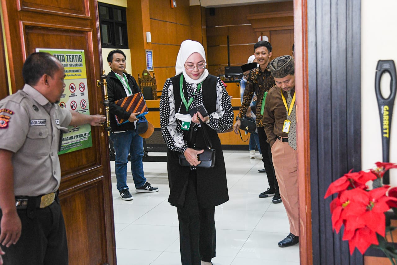 Bupati Purwakarta Anne Ratna Mustika keluar ruang sidang Pengadilan Agama, seusai jalani sidang perdana gugatan cerainya kepada Dedi Mulyadi