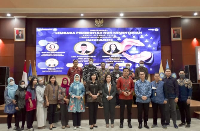 Pembicaran, narasumber dan manajemen Poltekpar NHI Bandung berfoto bersama seusai acara sosialisasi Komisi Informasi Pusat