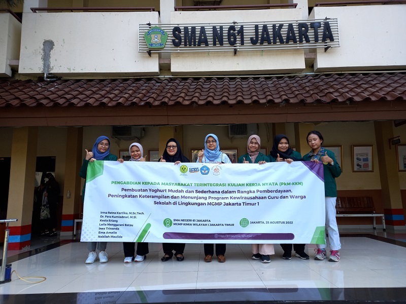 Sosialisasi manfaat dan pembuatan yoghurt sebagai minuman hasil fermentasi bebas zat aditif oleh UNJ.