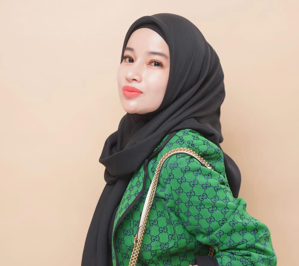 dr. Ayu Widyaningrum menerapkan terapi ginseng untuk anti-aging.