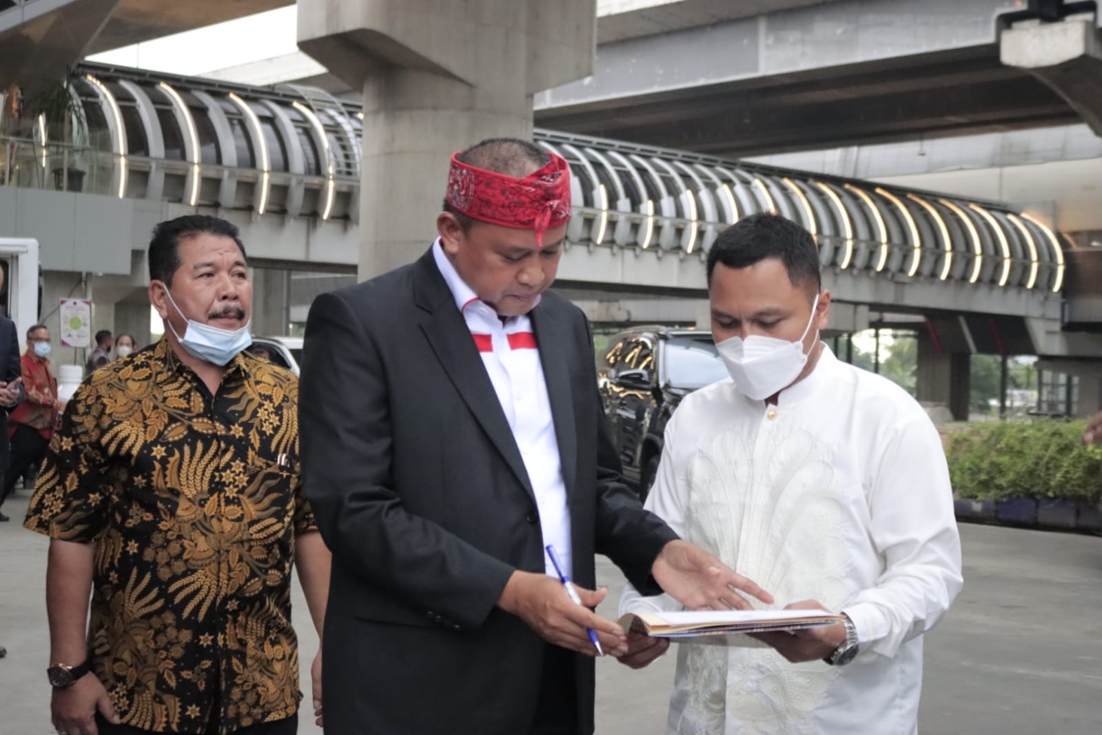Plt Walkot Bekasi Tri Adhianto(tengah) didampingi Wamenhub Mohamad Risal Wasal resmi mengaktifkan Sky Bridge Revo Town, Minggu (23/10).