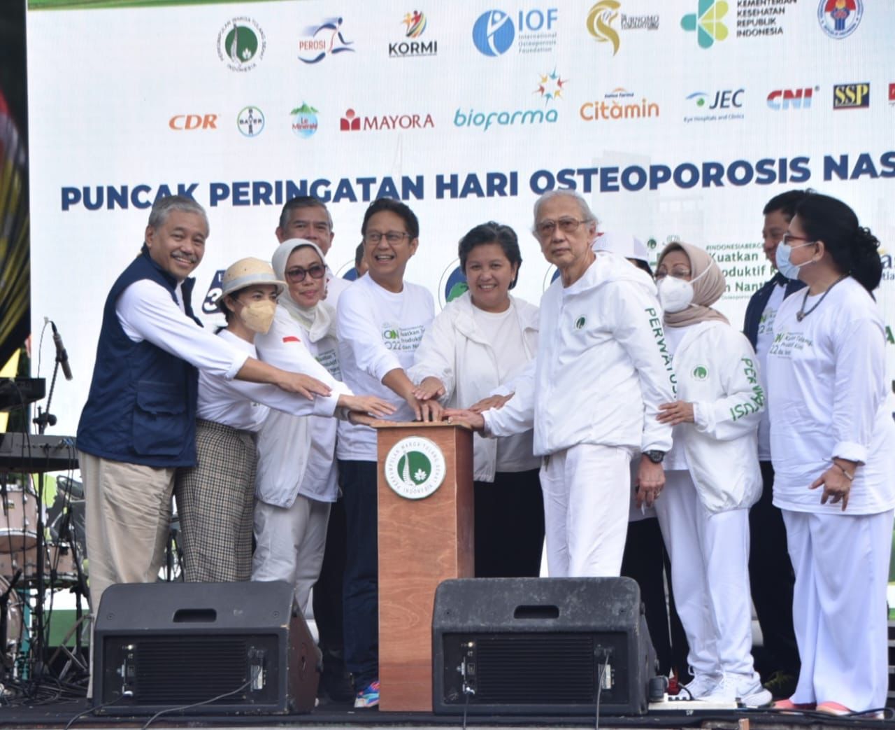 Wakil Ketua MPR RI Lestari Moerdijat (tengah) memberi sambutan pada Hari Osteoporosis Sedunia di Jakarta, Minggu (23/10).