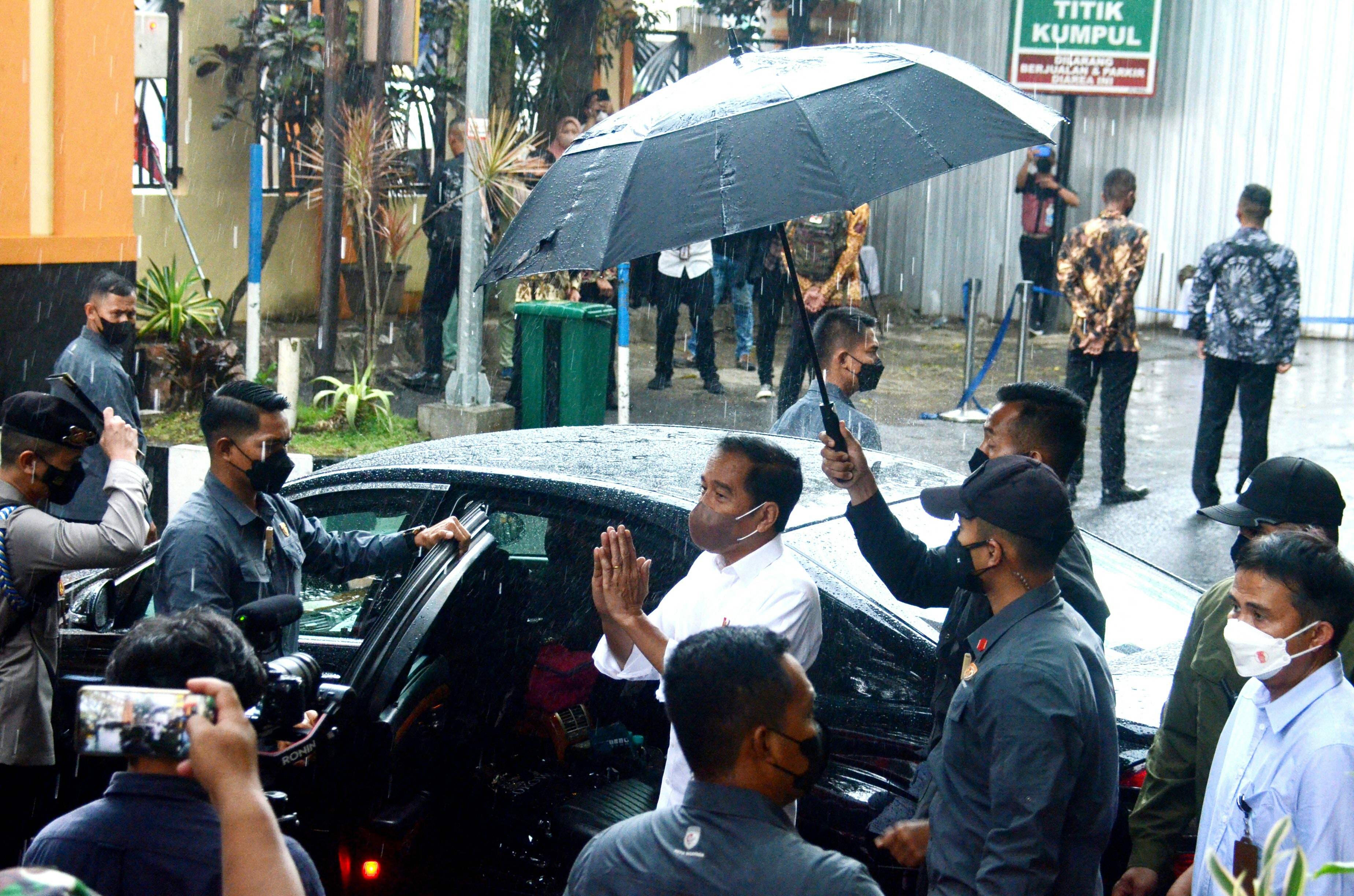 Presiden Jokowi saat mengunjungi keluarga korban tragedi di Stadion Kanjuruhan, Malang.