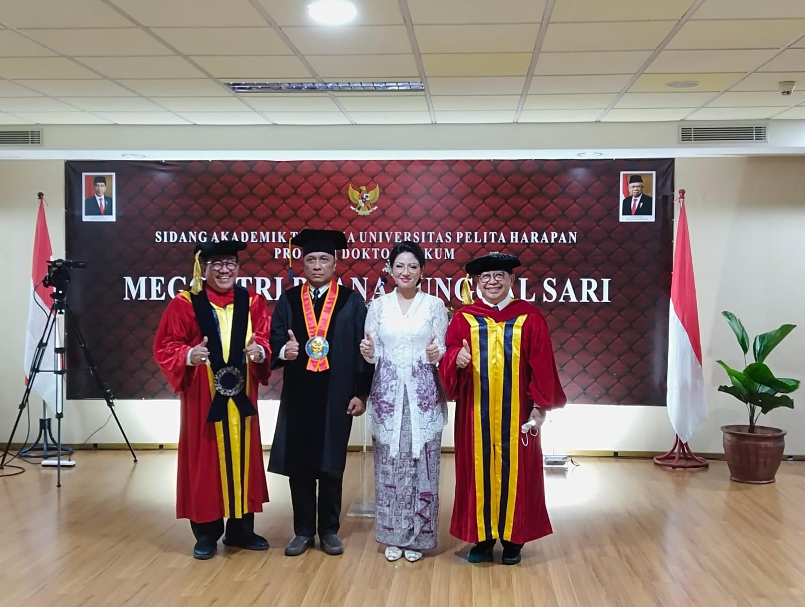 Dr. Meggy Tri Buana Tunggal Sari, SH., M.Kn., dalam meraih gelar doktor hukum yang dikukuhkan oleh Rektor UPH Dr.Jonathan Parapak. 
