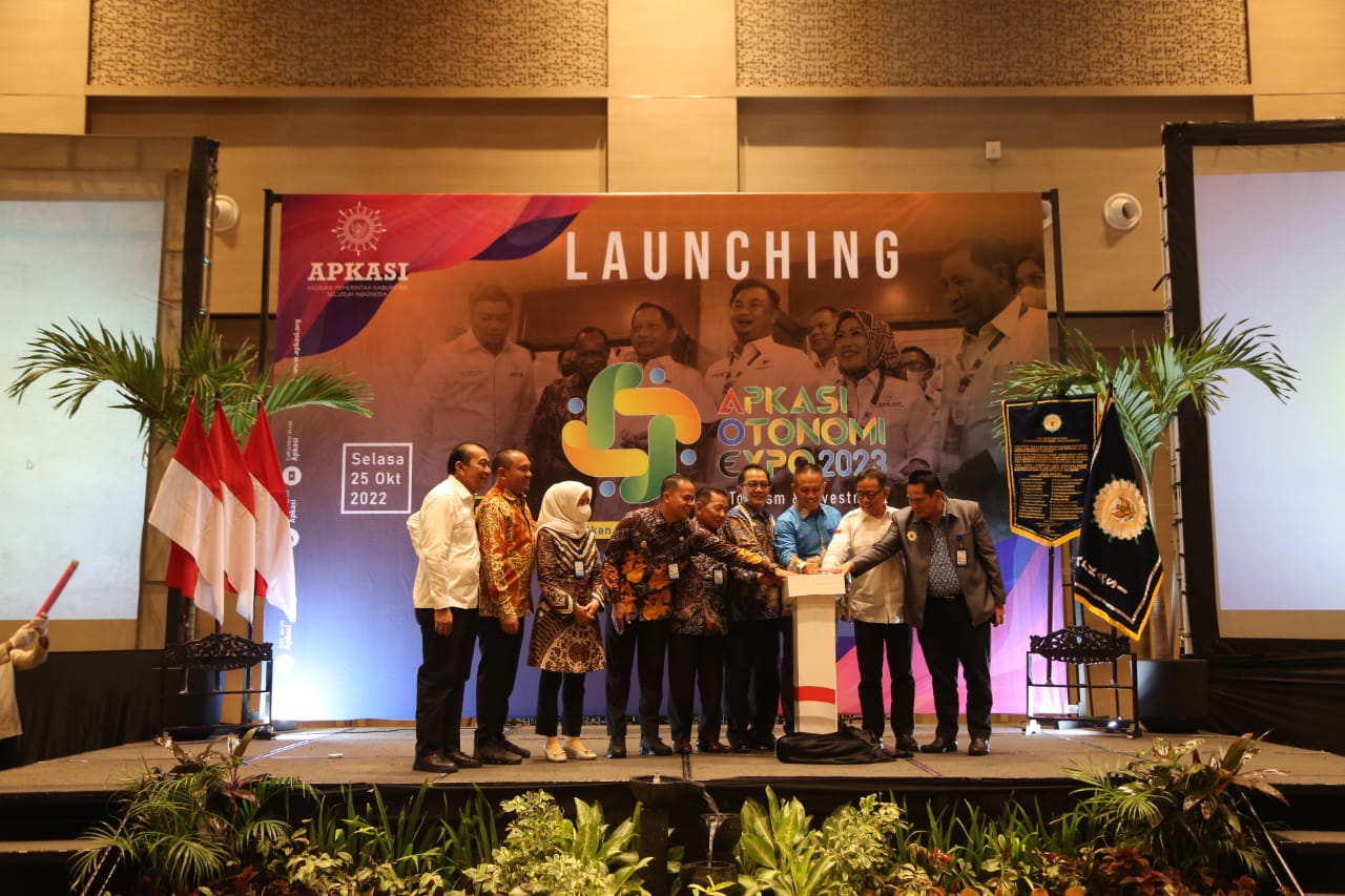 Dewan Pengurus dan Anggota Apkasi melakukan selebrasi launching AOE 2023 di Hotel Alila, Solo, Selasa (25/10).