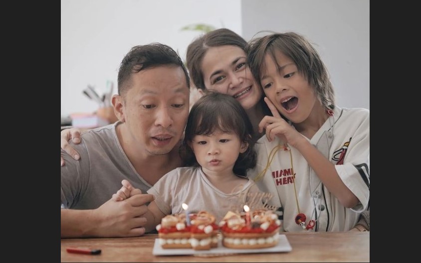 Selebritas Ringgo Agus Rahman bersama keluarganya