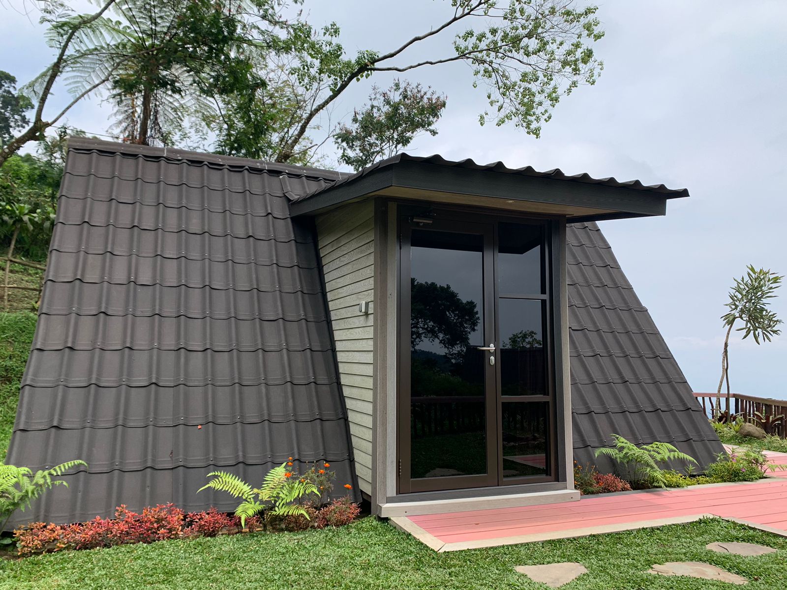 Kabin Nebula dibangun dari hasil daur ulang sampah plastik dan sekam (kulit padi), enginapan yang berada di lahan Perhutani, di Bojong Konen