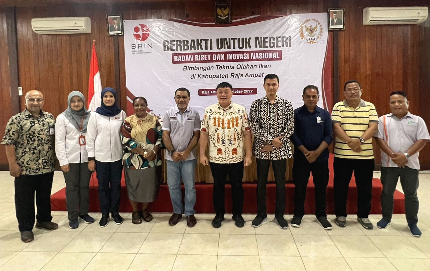 Rico Sia (lima dari kanan) membuka bimtek yang digelar BRIN di Raja Ampat. Papua Barat.