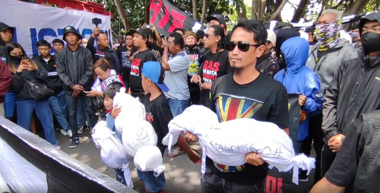 Ratusan Aremania Demo Kejari Malang