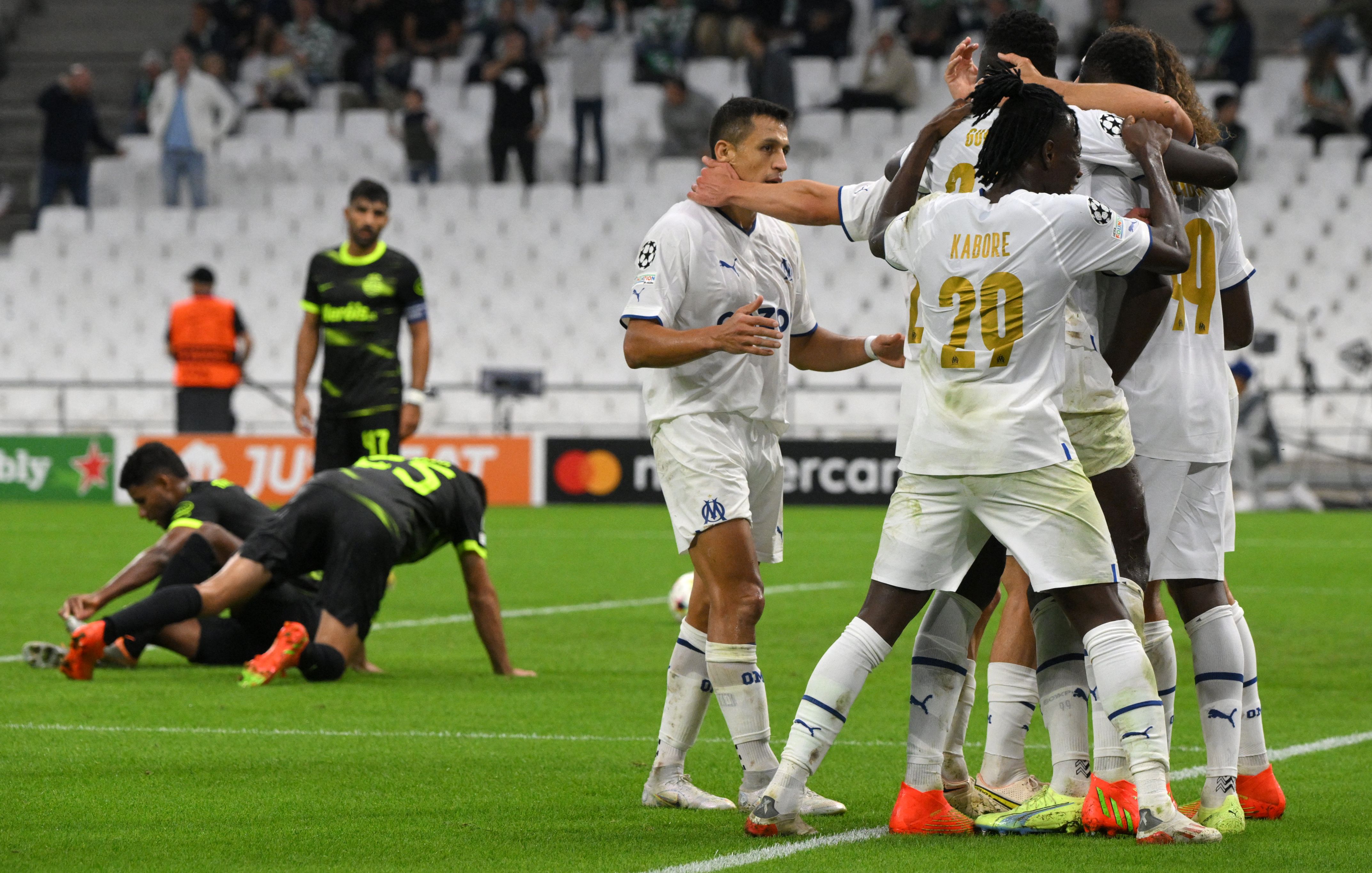 Para pemain Marseille melakukan selebrasi usai mencetak gol ke gawang Sporting Lisbon di laga Liga Champions.