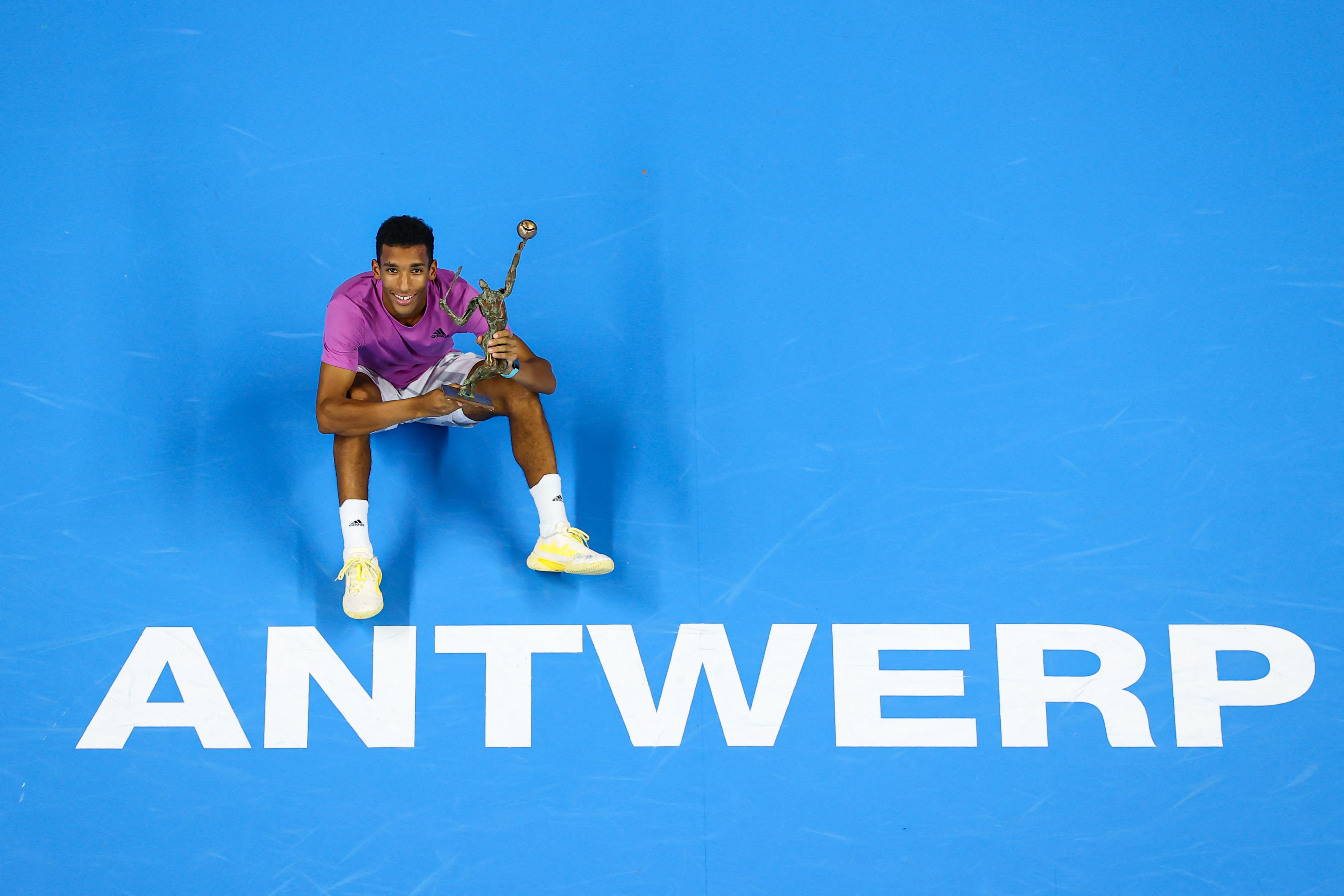 Petenis Kanada Felix Auger-Aliassime usai menjadi juara di turnamen ATP di Antwerp.