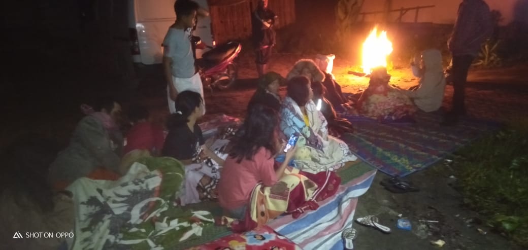 Warga mengungsi usaikejadian gempa bumi di Tapanuli Utara.