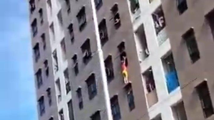 Aksi nekat ibu muda yang berusaha keluar dari unit kamarnya melalui jendela di lantai 5 Rusun Rorotan, Cilincing, Jakut, Jumat (28/10).