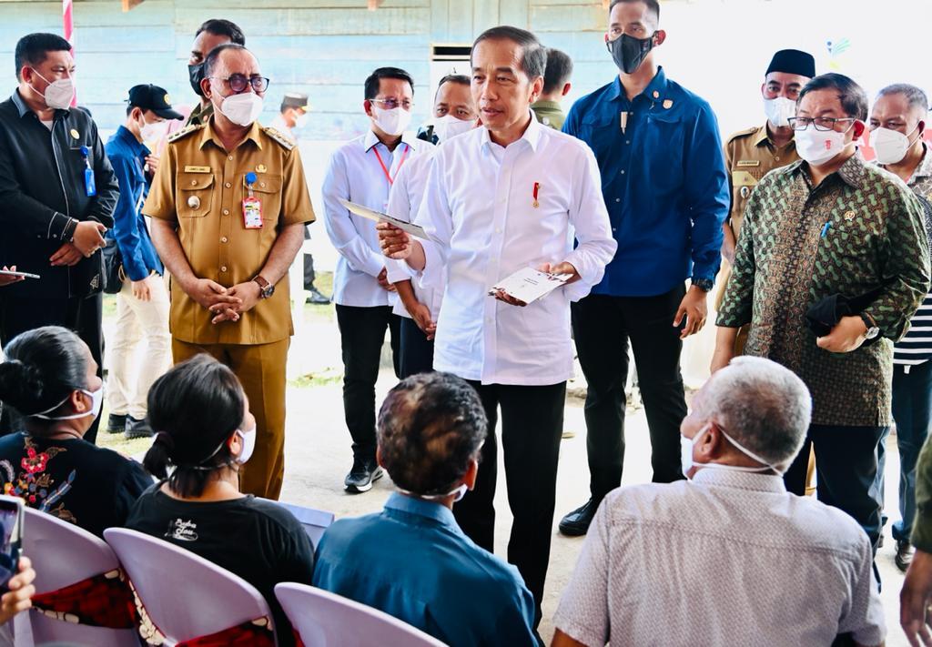 Presiden Joko Widodo membagikan BLT.