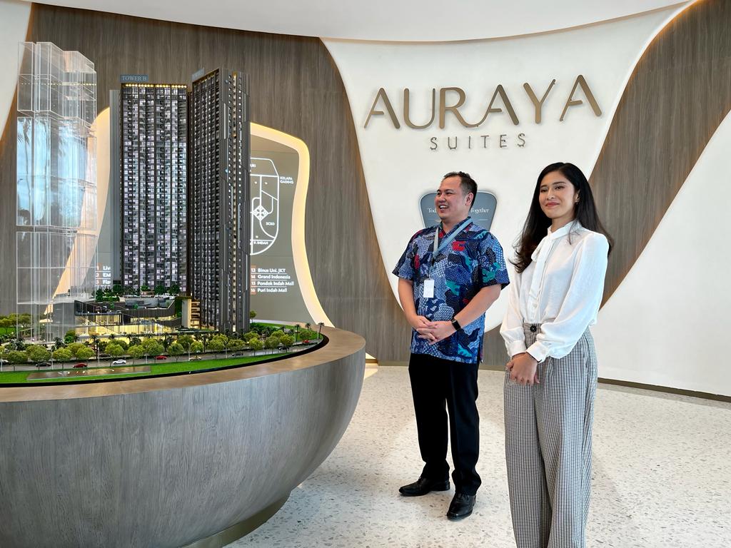Sales Manager Auraya Suites, Reynaldo Mahogi (kiri) dan Brand Ambassador Auraya Suites, Dian Sastrowardoyo.