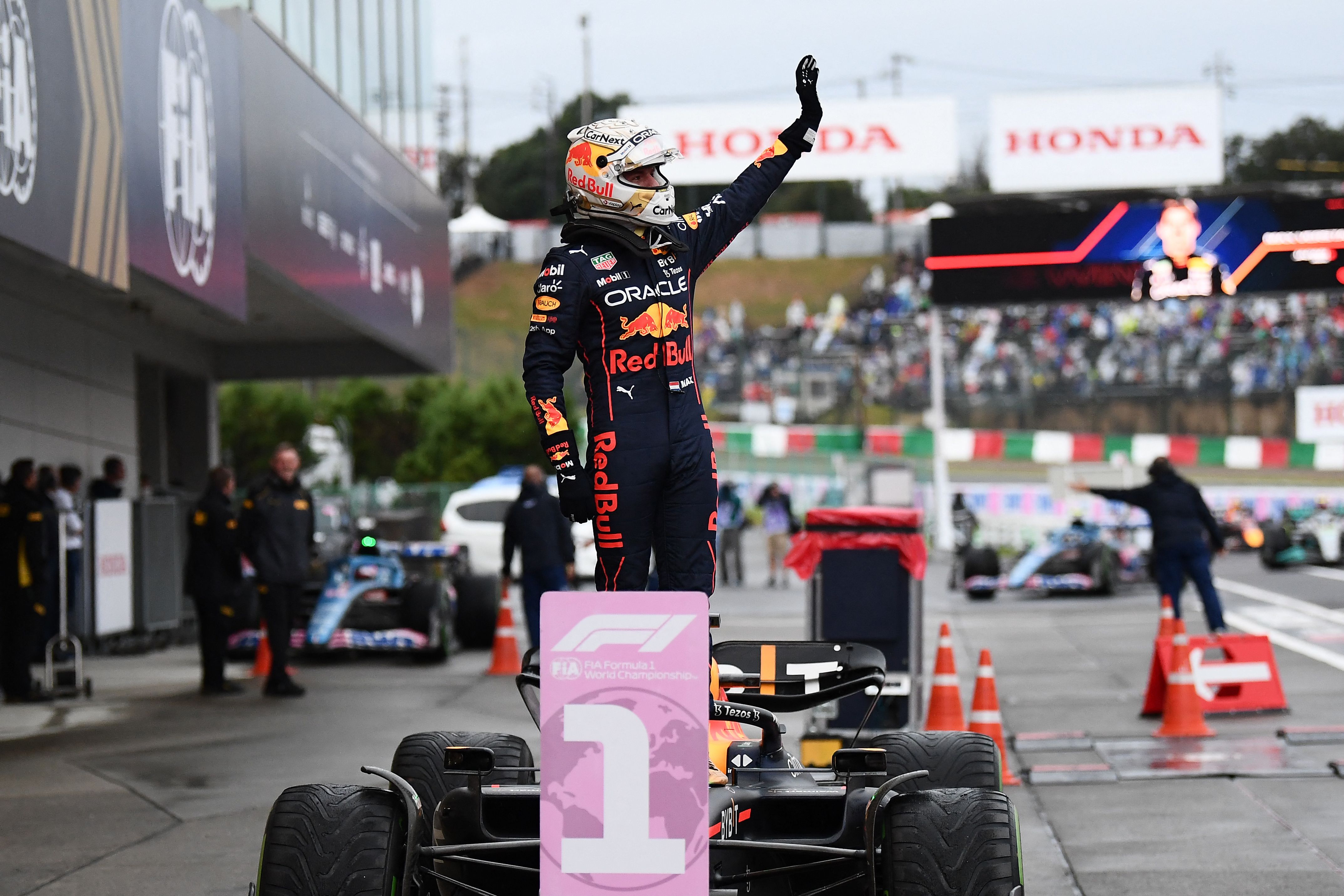 Pembalap tim Oracle Red Bull Racing Max Verstappen melambaikan tangan setelah memenangi lomba Formula 1 GP Jepang di Suzuka, Minggu (9/10).