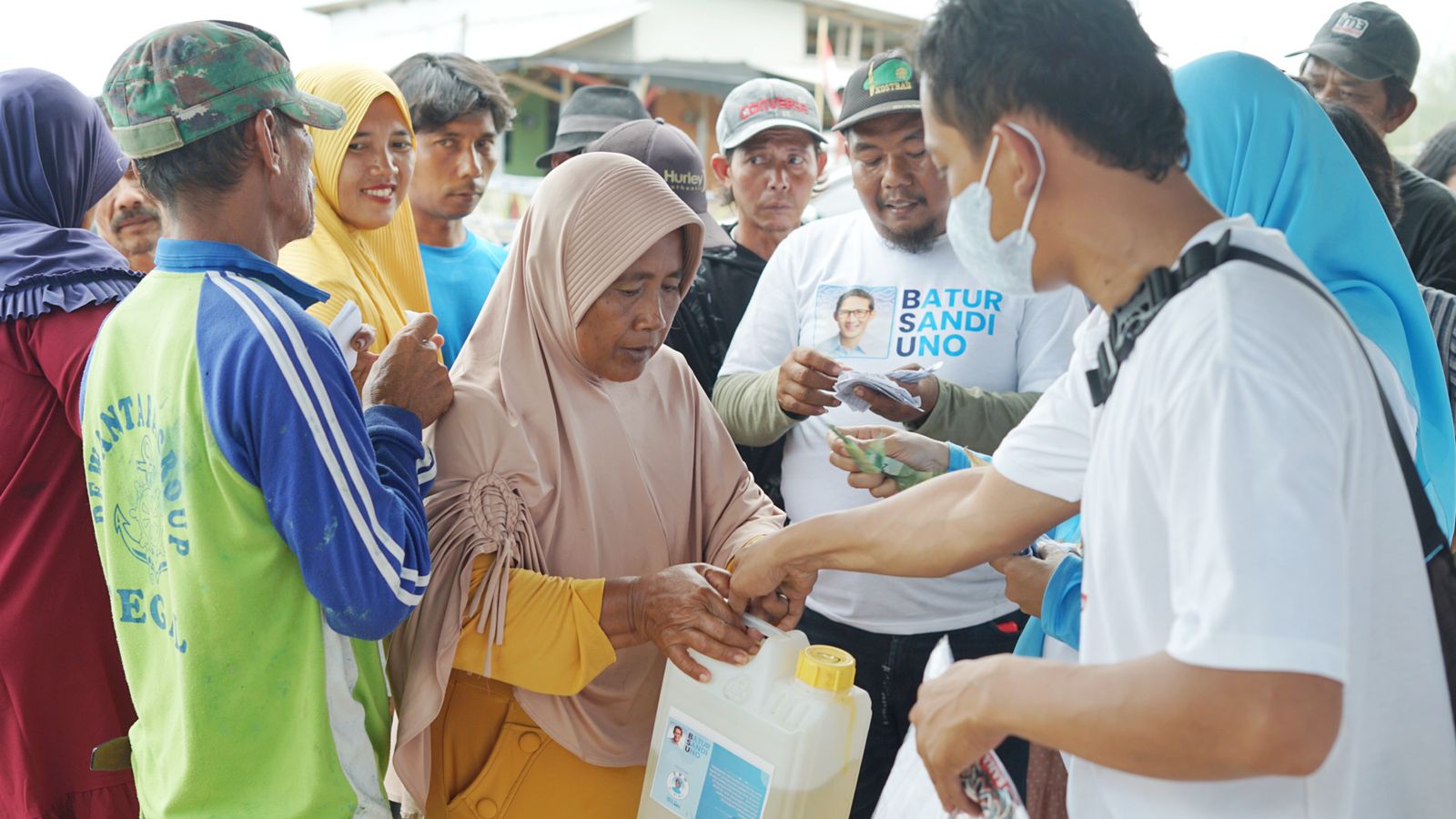 Relawan Batur Sandi memberikan subsidi BBM bagi ratusan nelayan di Pantai Karangsong, Indramayu, Jabar, Rabu (26/10/2022)