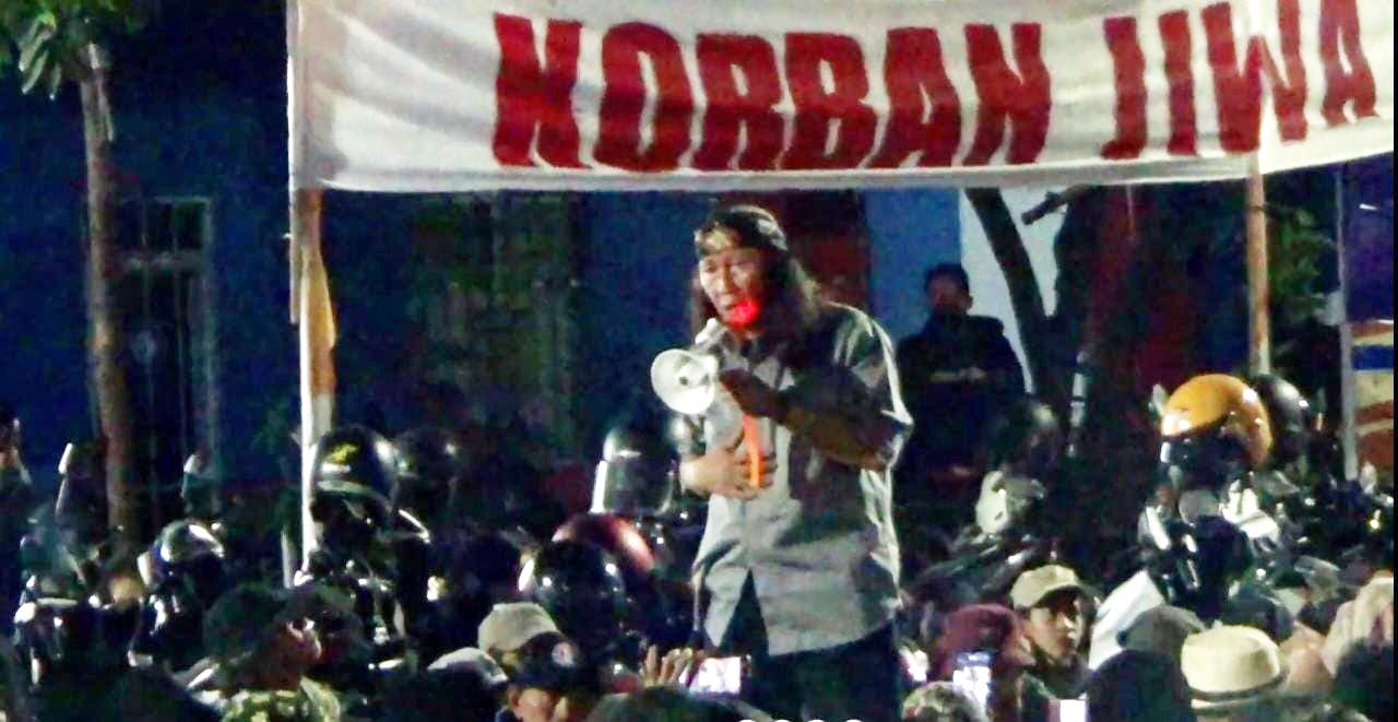 Sesepuh suporter Arema, Anto Baret (tengah) saat berorasi dalam acara doa bersama. 