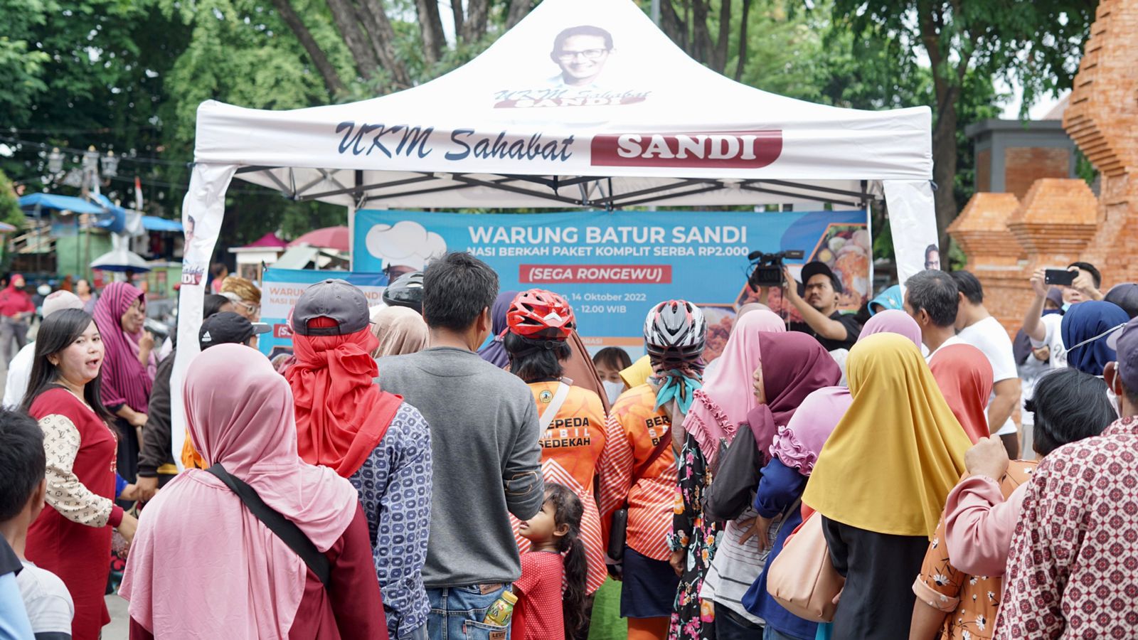 Batur Sandi Uno membuat program agar mendongkrak kebangkitan ekonomi UMKM Cirebon dengan memborong puluhan warung masakan UMKM.