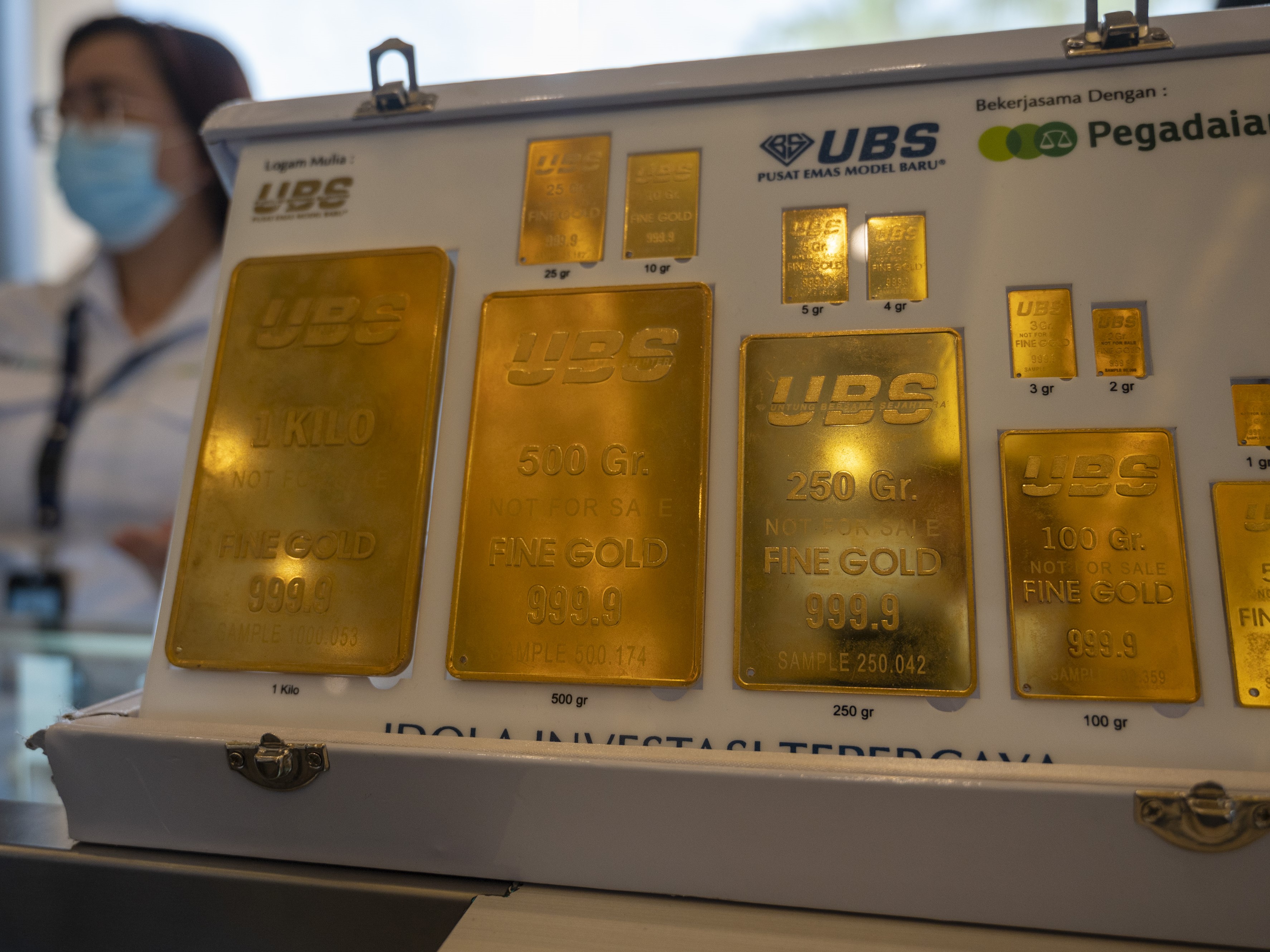 Pegawai bertugas di dekat pajangan emas cetakan UBS PT Pegadaian (Persero) di Palu, Sulawesi Tengah, Kamis (22/9/2022).
