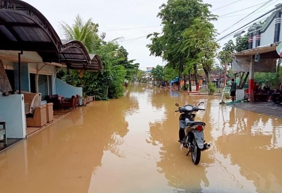 Kondisi jalan utama di wilayah Kecamatan Gabus, Pati terendam banjir setinggi 60 sentimeter, Sabtu (15/10/2022).