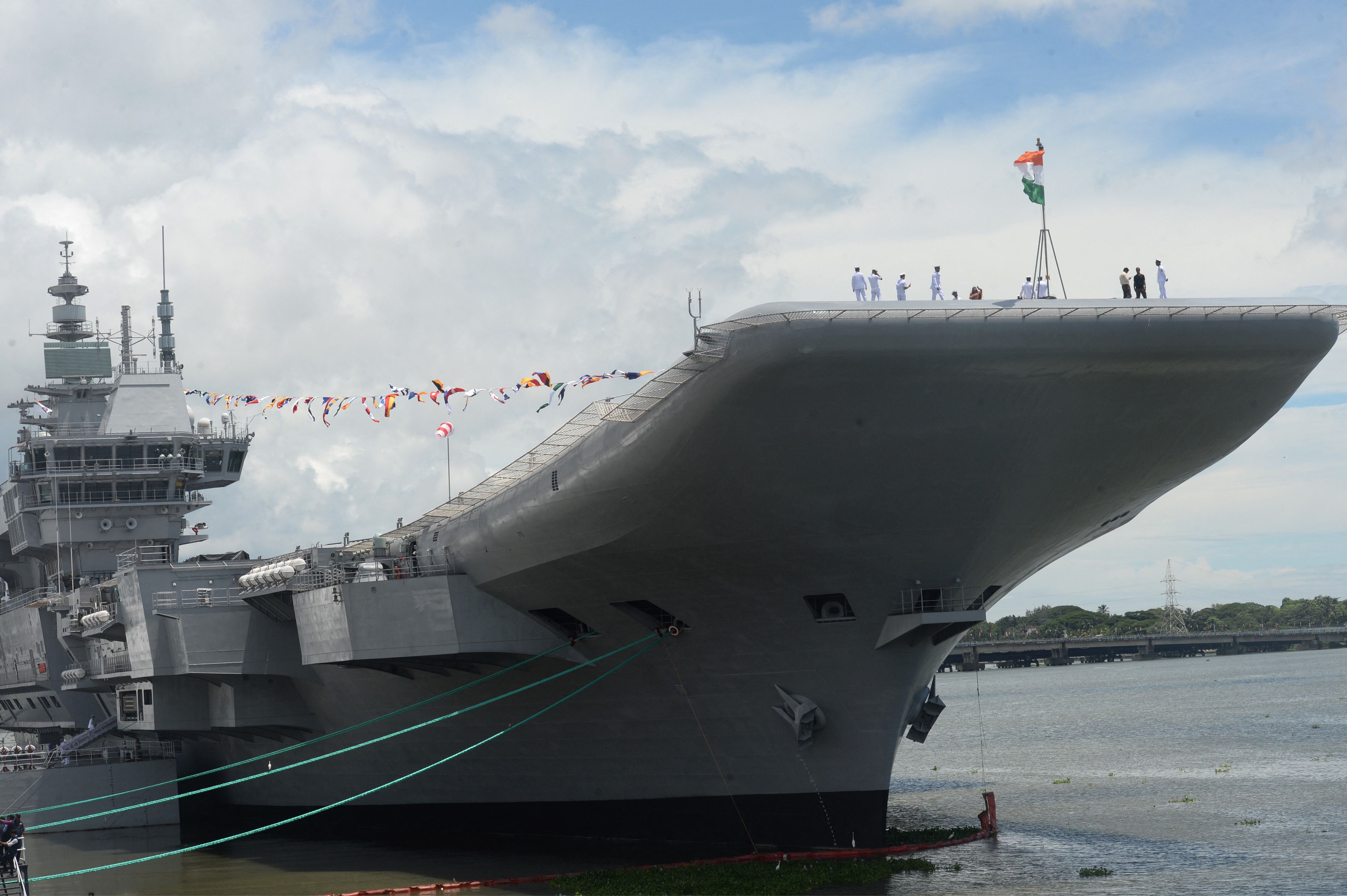 Kapal induk Angkatan Laut India INS Vikrant yang diperkenalkan sebagai buatan lokal pada September 2022.
