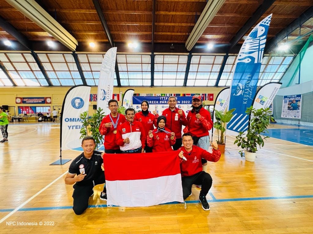 Sejumlah atlet para tenis meja Indonesia menunjukkan medali yang diraih dalam pro tour Yunani bertajuk ITTF Fa20 Argostoli Para Open 2022. 