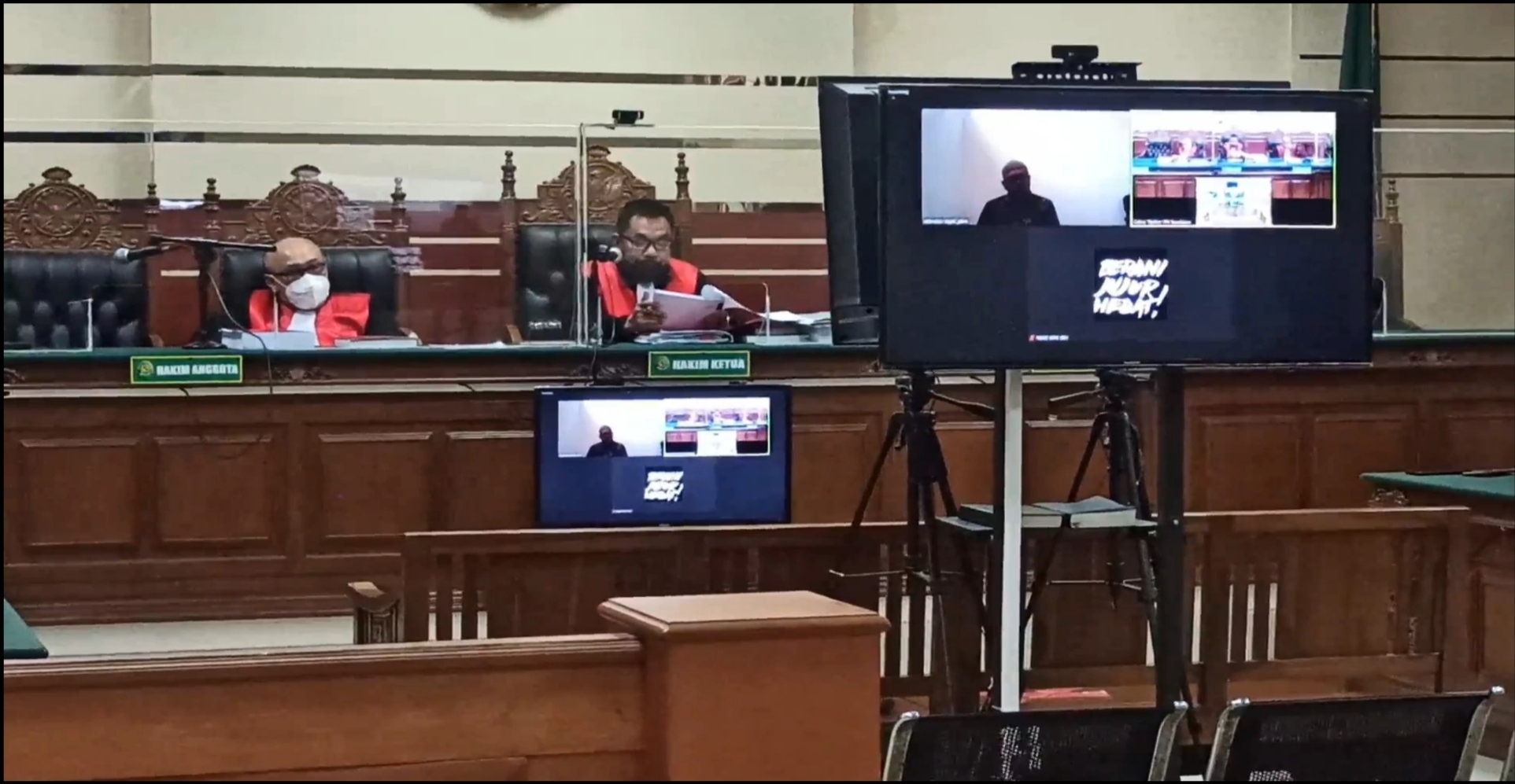 Sidang vonis terdakwa kasus suap di lingkup PN Surabaya di Pengadilan Tipikor Surabaya, Jatim, Selasa (11/10).   