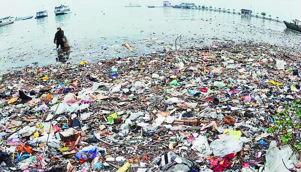 Tumpukan sampah di pesisir pantai