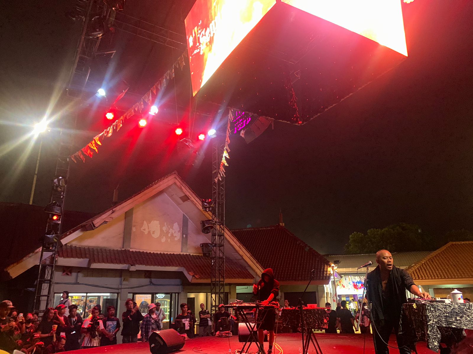 Kelompok musik Senyawa saat tampil di Synchronize Fest 2022.