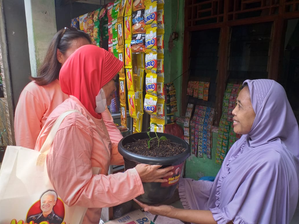 Warga RW 02 Grogol Petamburan, Jakbar menerima bibit pohon cabai lengkap dengan pot dan media tanam program petik masak relawan Ganjar