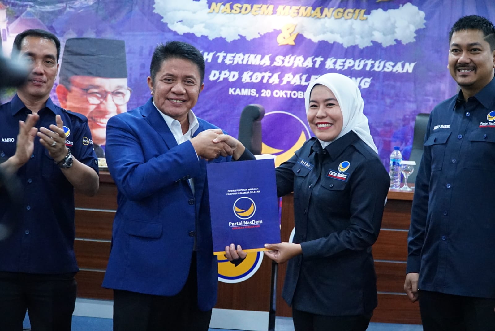 Ketua DPW Nasdem Sumsel Herman Deru menyerahkan SK Kepengurusan kepada Ketua DPD Nasdem Kota Palembang Fitrianti Agustinda, kemarin.