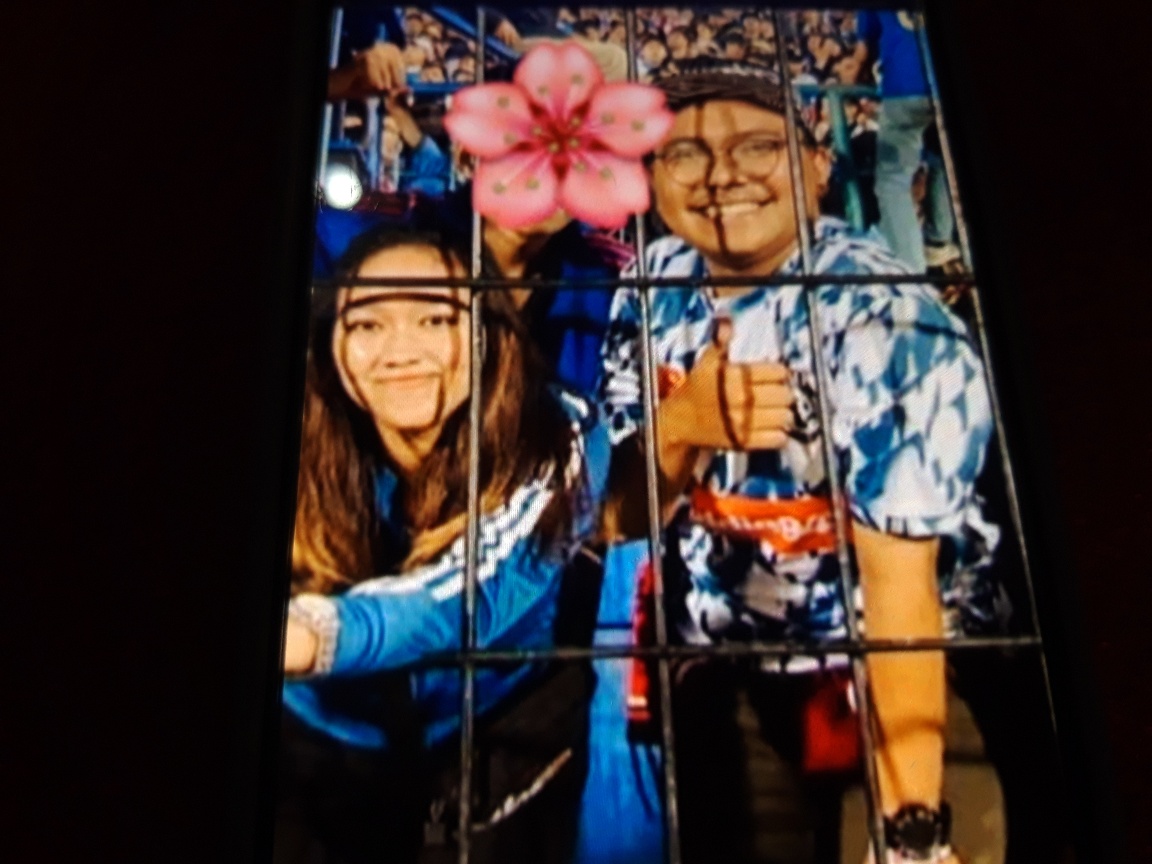 Foto Elfi Dualit bersama kekasihnya yang menjadi korban saat menyaksikan klub kesayangan mereka di Stadion Kanjuruhan, Sabtu (1/10) malam.